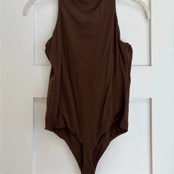 SKIMS Fits Everybody High Neck Bodysuit in Cocoa - Picture 3 of 6